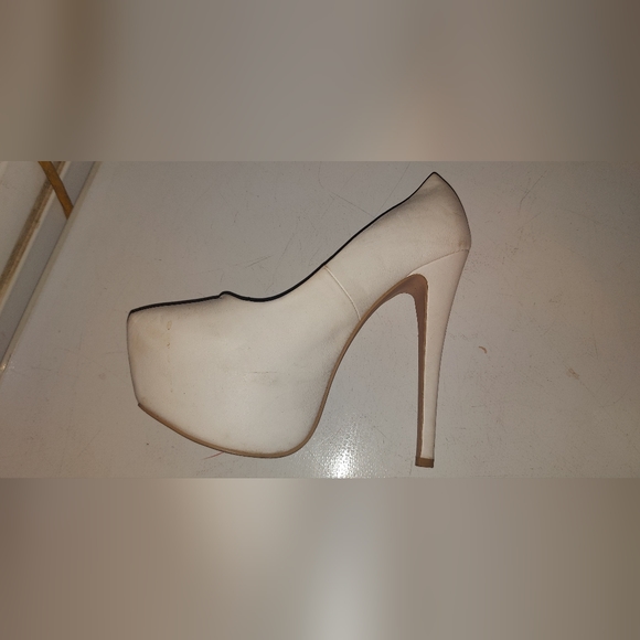 Woman's high heels - Picture 2 of 3